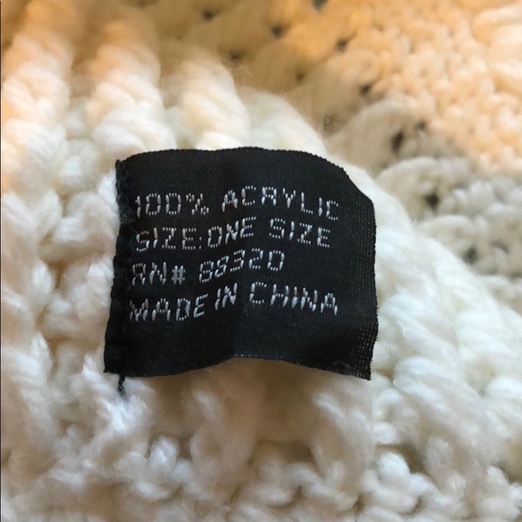 Cream cap with brim unbranded, button detailing - Picture 2 of 2